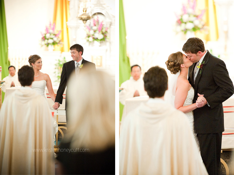 seattle wedding photographer photographs the ceremony